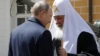 Московский патриарх Кирилл (справа) и президент России Владимир Путин (архивное фото) 