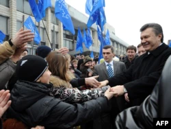 В списке сотрудничающих нашли свое место и выходцы из Партии регионов, политсилы бежавшего в Россию экс-президента Виктора Януковича.  На фото в Енакиево в 2010 году