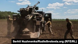 Украинские артиллеристы на боевой позиции