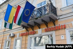 В Берегово, на украинском Закарпатье, где значительную часть населения составляют венгры по национальности, красно-бело-зеленый флаг соседней Венгрии вывешивают прямо над горсоветом.  Берегово, 15 ноября 2017 года