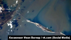 Крымский полуостров, вид из космоса.  Мост через Керченский пролив