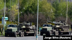 Военные Украины перевозят трофейные русские танки.  Днепропетровщина, апрель 2022 года