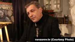 Александр Невзоров в настоящее время живет в Израиле.  В России против него возбудили уголовное дело за дискредитацию российской армии и выдали ордер на арест
