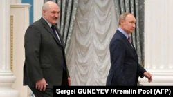 Глава Беларуси Александр Лукашенко и президент России Владимир Путин в Москве за шесть дней до начала широкомасштабной войны против Украины.  Фото от 18 февраля 2022 года. 