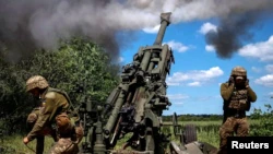 Украинские военнослужащие стреляют из гаубицы M777 вблизи линии фронта в Донецкой области, 6 июня 2022 года