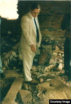 Дэвид Шеффер в церкви Нтарама в Руанде в сентябре 1997 года рассматривает останки убитых тутси, искавших там убежища и убитых во время геноцида 1994 года.