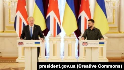 Президент Украины Владимир Зеленский и премьер-министр Великобритании Борис Джонсон (слева).  Киев, 17 июня 2022 года