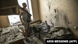 Человек в своем разрушенном доме, в котором ракета пробила кровать.  Город Лисичанск Луганской области, 7 июня 2022 года