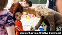 Жена президента Соединенных Штатов Джилл Байден (справа) в Ужгороде посетила школу, в которой разместили внутриперемещенных лиц во время масштабной агрессии России против Украины.  Ужгород, 8 мая 2022 года