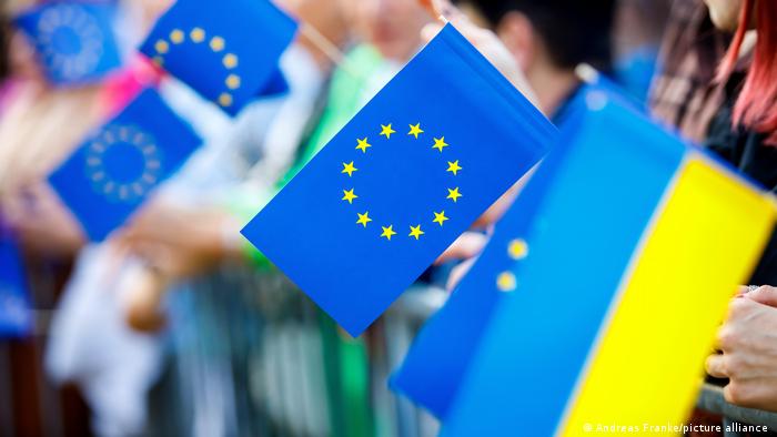 Люди з прапорцями ЄС та України в руках 