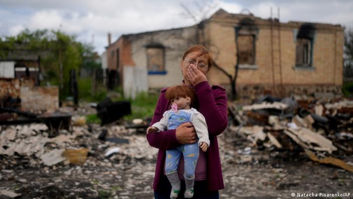 Ніла Зелінська тримає ляльку онуки - все, що змогла знайти після повернення до свого зруйнованого бомбардуванням будинку на околиці Києва.  31 травня 2022 року