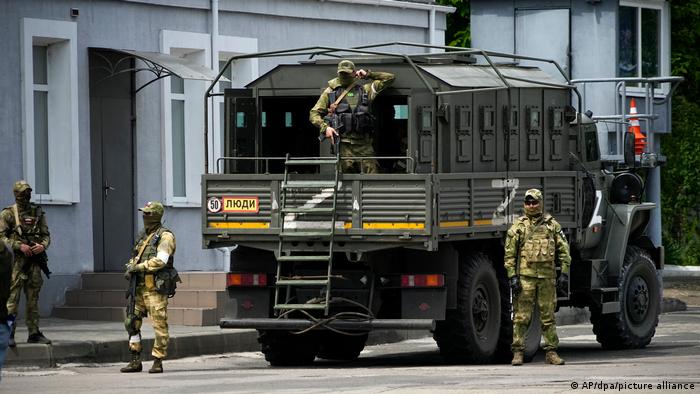 Російські військовослужбовці охороняють вантажівку в окупованому Херсоні