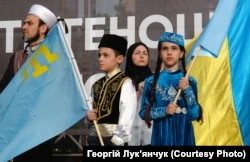 Дети в национальных крымскотатарских костюмах во время митинга ко Дню памяти жертв геноцида крымскотатарского народа.  Киев, 18 мая 2019 года