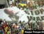 Украинские болельщики демонстрируют гигантский баннер с изображением президента России Владимира Путина внутри презерватива и надписью