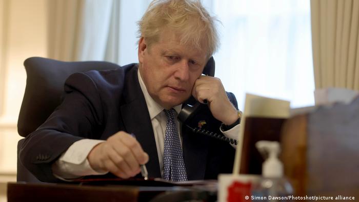 Британський прем'єр Борис Джонсон розмовляє телефоном із президентом України Володимиром Зеленським, 6 червня 2022 р.