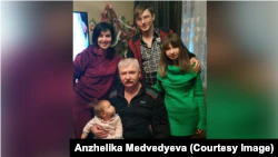 Семья Медведевых празднует новый 2022 год