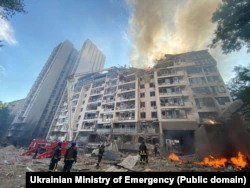 Спасатели работают в жилом доме в столице Украины, поврежденном в результате ракетного удара России.  Киев, 26 июня 2022 года