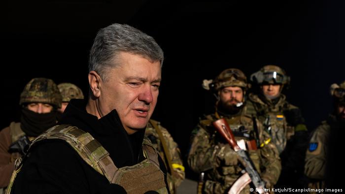 Колишній президент України Петро Порошенко в оточенні українських добровольців у Києві, 26 лютого 2022 року