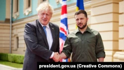 Президент Украины Владимир Зеленский и премьер-министр Великобритании Борис Джонсон (слева).  Киев, 17 июня 2022 года 