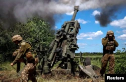 Украинские военные наносят огневое поражение по скоплению российской техники с американской гаубицы M777 вблизи линии фронта Донецкой области, 6 июня 2022 года