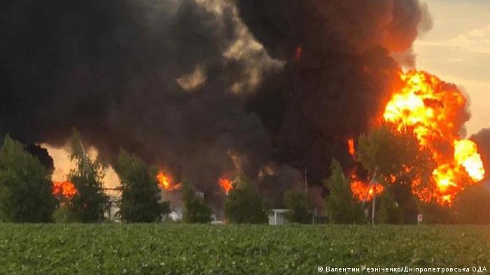 Пожежа на нафтобазі після ракетного обстрілу ЗС РФ Новомосковського району Дніпропетровської області 