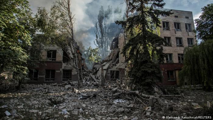 Пошкоджені обстрілами будівлі у Лисичанську, 17 червня 2022 року