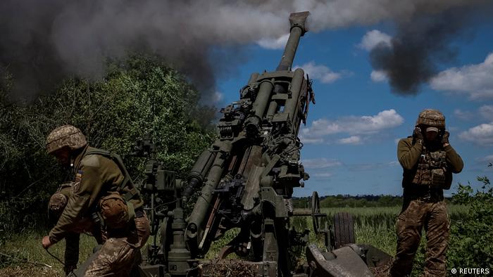 Українські військовослужбовці ведуть вогонь із американської гаубиці M-777