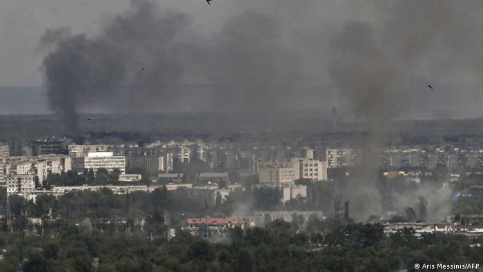 Дим від вибухів над Сєвєродонецьком, 17 червня 2022 року