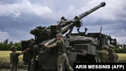 На фото: украинские военные готовятся вести огонь из французского 155 мм САУ Caesar (Цезарь) по позициям военных России.  Донецкая область, 15 июня 2022 года 