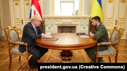 Президент Украины Владимир Зеленский и премьер-министр Великобритании Борис Джонсон (слева).  Киев, 17 июня 2022 года 