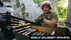 Украинский военнослужащий на позиции на линии фронта в Харьковской области, Украина, 9 июня 2022 года