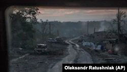Уничтоженные автомобили вдоль дороги во время упорных боев на передовой в городе Северодонецк, 8 июня 2022 год