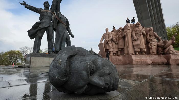 Демонтаж скульптури під Аркою Свободи українського народу у Києві