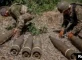 Украинские военнослужащие готовят снаряды для стрельбы из гаубицы M777 вблизи линии фронта Донецкой области, 6 июня 2022 года