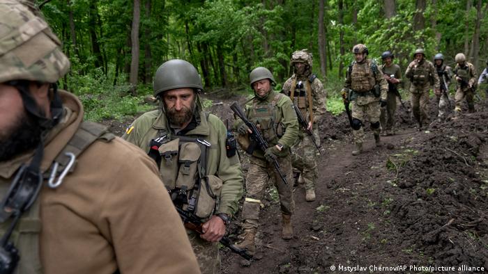 Українські військові у лісі під Харковом