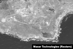 Спутниковый снимок показывает южную оконечность Змеиного острова и разрушенную башню, Украина, 21 июня 2022 года.