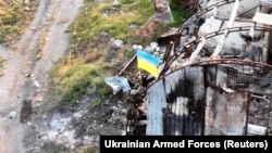 Украинские бойцы устанавливают национальный флаг на острове Змеиный в Черном море (Одесская область).  Фото опубликовано 7 июля 2022 года