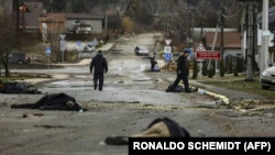 Тела гражданских лиц, по словам местных жителей, были убиты российскими военными.  Город Буча Киевской области, 2 апреля 2022 года