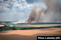 В результате обстрелов загорелось поле.  Украина, Днепропетровская область.  4 июля 2022 года