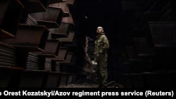 Военнослужащий Вооруженных сил Украины на комбинате 