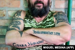 Украинский военнослужащий демонстрирует свои руки с татуировками 