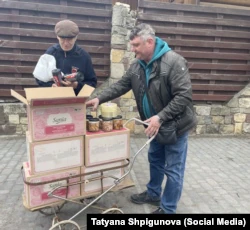 Андрей Шпионов предлагает продукты жителям Ирпеня.  Фото из семейного архива Шпионных