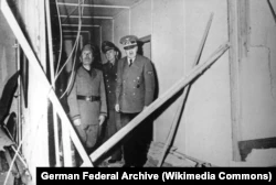 Муссолини и Гитлер осматривают здание, где 20 июля 1944 года произошло покушение на фюрера.