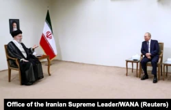 Верховный лидер Ирана аятолла Али Хаменеи (слева) и президент России Владимир Путин на встрече в Тегеране 19 июля