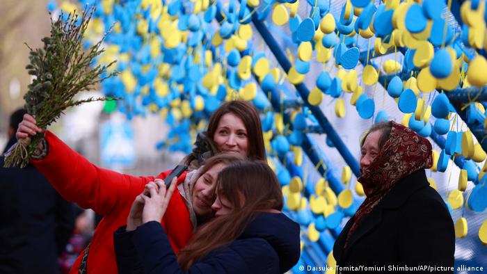 Жителі Львова та синьо-жовті прикраси