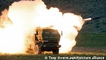 FILE - У цей May 23, 2011, file photo launch truck Fires High Mobility Artillery Rocket System (HIMARS) виготовлений з Lockheed Martin під час бойових тренувань в високому березі Yakima Training Center, Wash.  US officials буде send another $450 мільйонів у військовій дорозі до України, включаючи деякі додаткові медіа-range rocket systems.  Останній пакет буде включати номер високої мобільності Artillery Rocket Systems, або HIMARS.  (Tony Overman/The Olympian via AP, File)