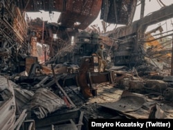 Украинский военнослужащий на территории разрушенного завода 
