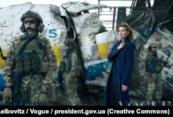 Одна из фотографий первой леди Украины Елены Зеленской, проиллюстрированной ее интервью журналу Vogue.  Автор фотографии – известная американская фотография Энни Лейбовиц