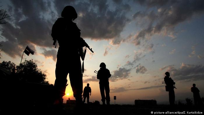 Російські військові на тлі неба під час заходу сонця.