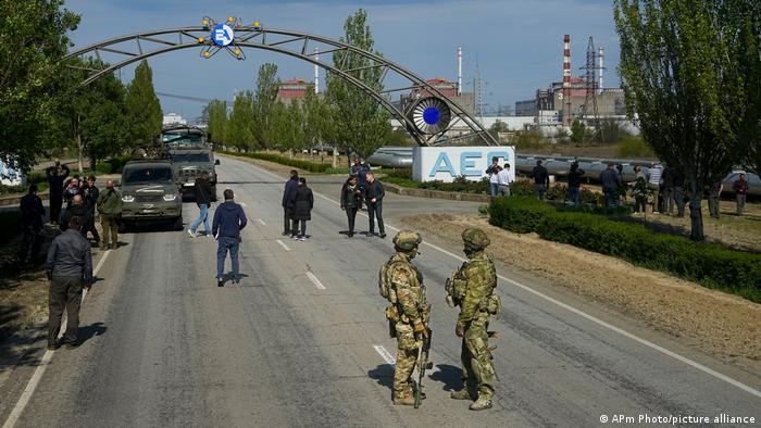 Військовий патруль біля в'їзду на територію захопленої росіянами Запорізької АЕС